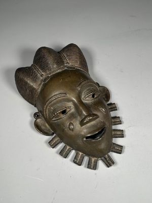 MASQUE Africain de style Punu Bronze patiné