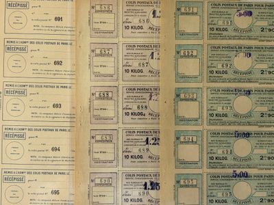 beaucoup de billets qui sont posés sur la table