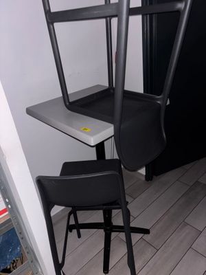deux chaises et une table dans le coin d'une pièce