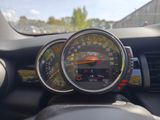un gros plan d'un tableau de bord comportant un compteur de vitesse