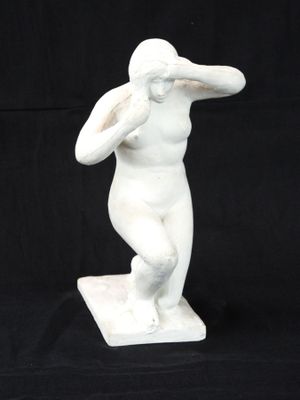 statue d'une femme tenant sa tête entre ses mains