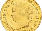 Gros plan sur une pièce d'or ornée d'une tête de femme