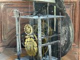 une horloge posée sur une table en bois