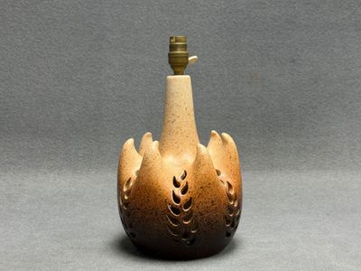 Pied de lampe en céramique émaillé.