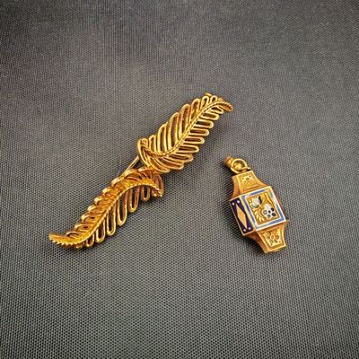 deux bijoux posés sur une table