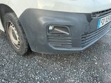 une camionnette blanche garée sur le bord de la route