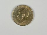 gros plan d'une pièce de monnaie sur une surface blanche