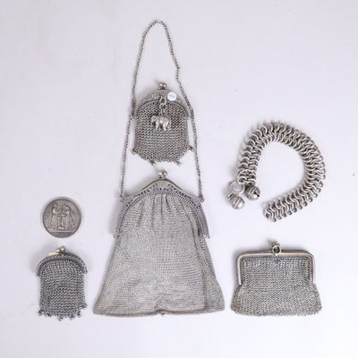 beaucoup de porte-monnaie en argent et une pièce de monnaie sur la table