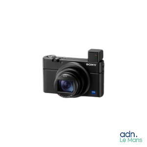 une photo d'un appareil photo numérique sur fond blanc
