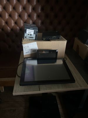 une table sur laquelle se trouvent un ordinateur portable et une tablette