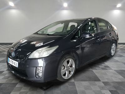 une photo d'une Toyota Prius noire garée dans un garage