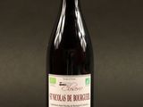 une bouteille de vin posée sur une table