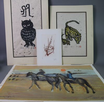 Trois tableaux représentant des chats et un chien sont exposés sur un fond gris.
