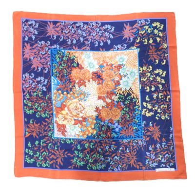 un gros plan sur une écharpe bleue et orange à motifs floraux