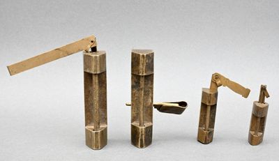 quatre morceaux de bois sculptés en forme de grue