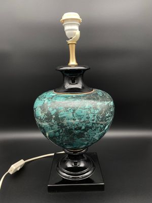 gros plan d'une lampe sur une table à fond noir