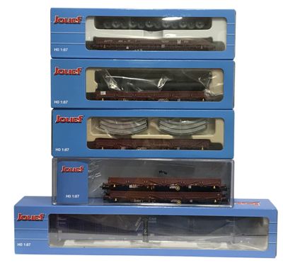 quatre boîtes de petits trains empilées les unes sur les autres