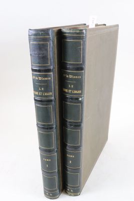 deux livres posés l'un sur l'autre sur une surface blanche