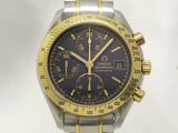 gros plan d'une montre sur une surface blanche