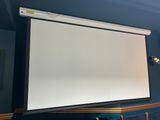 L'écran de projection est accroché au mur de la pièce.