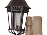 une photo d'un lampadaire avec un sac en papier brun à côté