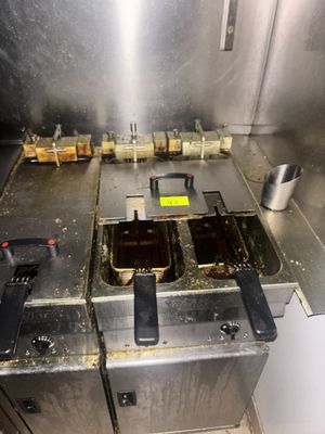 une image d'une friteuse commerciale dans une cuisine commerciale