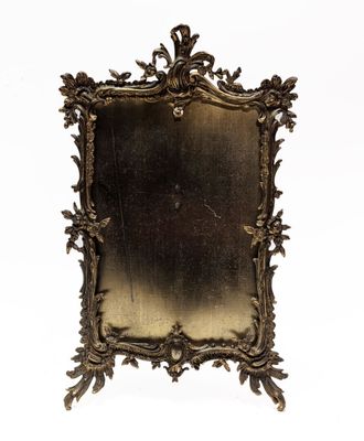 une image d'un miroir avec un cadre doré sur un fond blanc