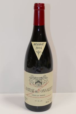 une bouteille de vin posée sur une table