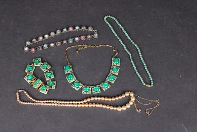 plusieurs bijoux, dont un collier, un bracelet et un bracelet