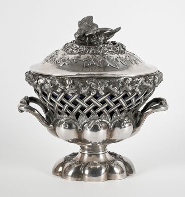 Drageoir en argent sur piédouche à décor de vannerie ornée d… - Photo 1