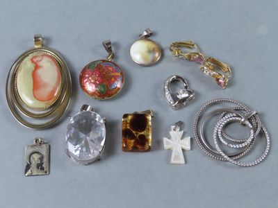 de nombreux types de bijoux sur la table