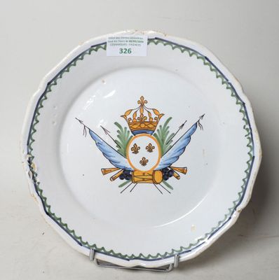 une assiette sur laquelle est représentée une couronne et deux épées