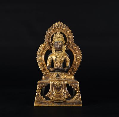une statue en bronze ciselé représentant un Bouddha assis