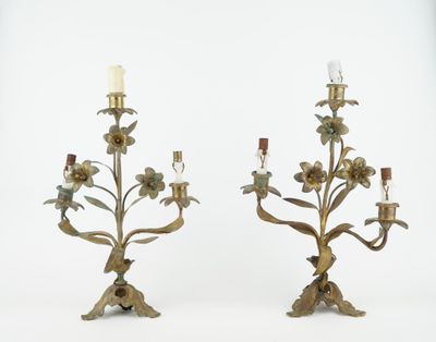 paire de candélabres anciens en laiton avec fleurs et feuilles
