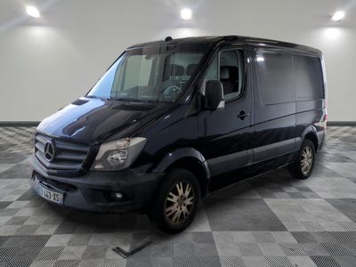 une photo d'un monospace Mercedes noir garé dans un garage