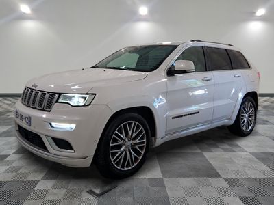 La jeep blanche est garée sur un sol en carrelage à damier.