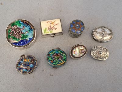 les nombreux types de bijoux qui se trouvent sur la table