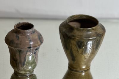 deux vases posés sur une table