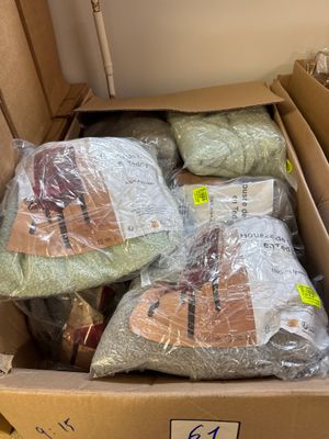 de nombreux sacs de nourriture posés dans une boîte par terre