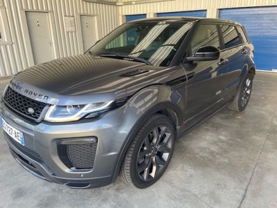 un Range Rover gris garé dans un garage