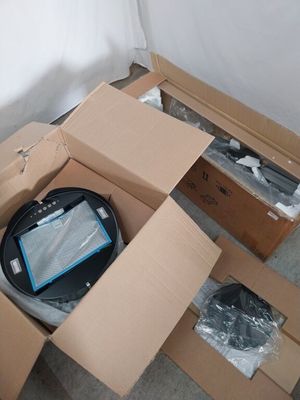 une boîte en carton contenant un ordinateur portable, posée par terre