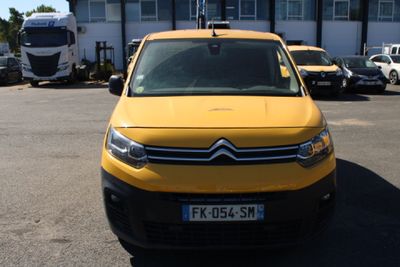 une camionnette jaune garée dans un parking
