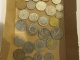 une boîte remplie de pièces de monnaie posée sur une table