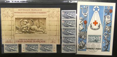 trois timbres différents sont exposés dans une vitrine posée sur une table