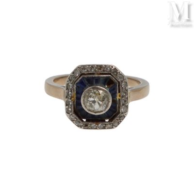 une photo d'une bague sertie d'un diamant et d'un saphir