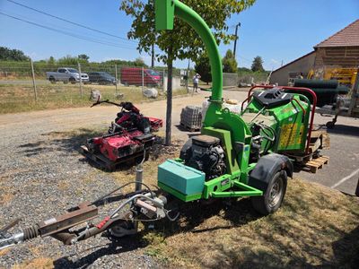 une voiture verte garée sur le bord de la route