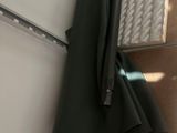 un parapluie noir accroché au mur à côté d'un réfrigérateur blanc