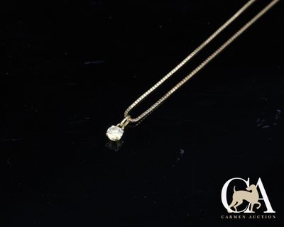 un collier en or blanc orné d'un diamant sur fond noir