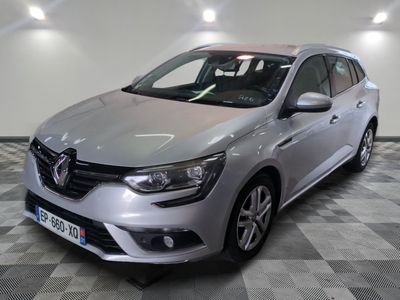 la voiture argentée est garée sur un carrelage à carreaux