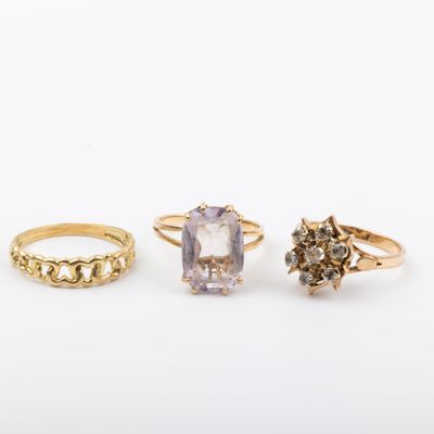 trois bagues en or, dont l'une sertie d'un améthyste et l'autre d'un diamant